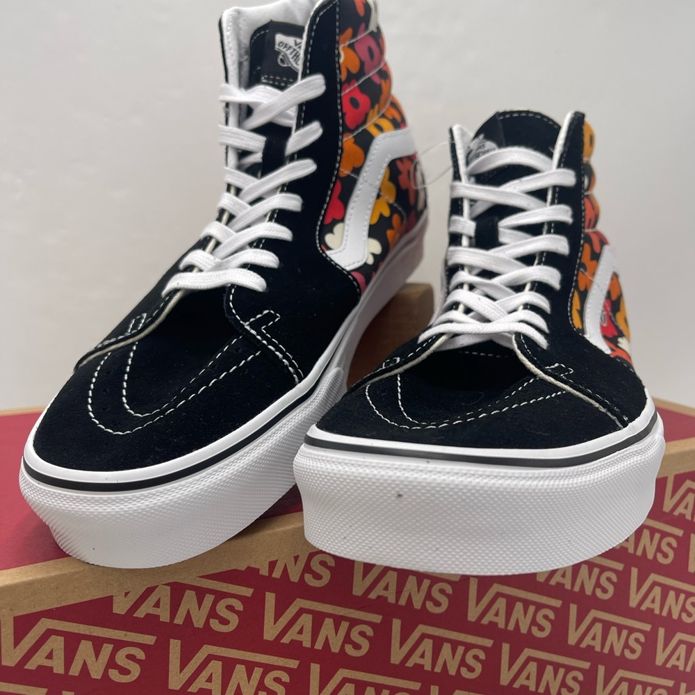 Vans Men's Sk8-Hi
Flower Black/Multi Sneakers
VN000D5|BML
Floral High-Top - Picture 4 of 16
